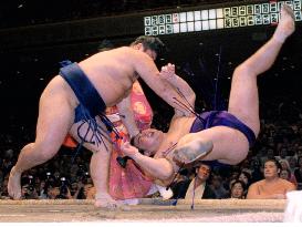 Kotomitsuki wins 1st Emperor's Cup at autumn sumo